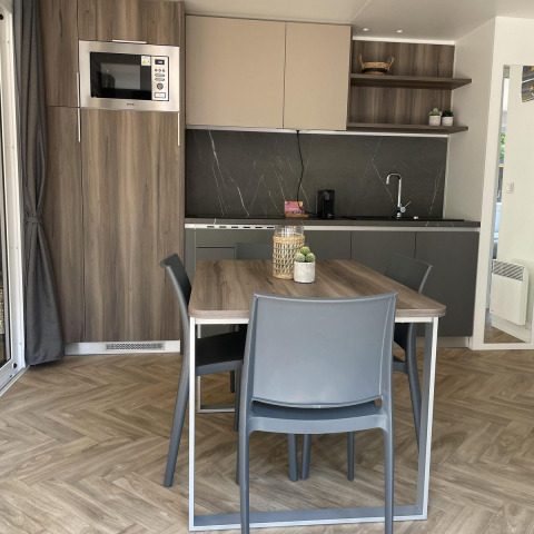 Moderne køkken og spisestue med træmøbler og minimalistisk design på Lodgep - IEPER, Urban-Gardens Ieper.