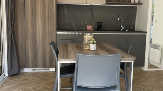 Cocina moderna y comedor con detalles en madera y estilo minimalista en Lodgep - IEPER, Urban-Gardens Ieper.