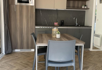 Cocina moderna y comedor con detalles en madera y estilo minimalista en Lodgep - IEPER, Urban-Gardens Ieper.