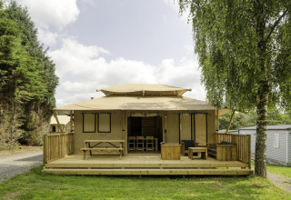Stardust 40 Family Lodge safaritent bij Arden Parks - Signy l'Abbaye, Frankrijk, met houten veranda.