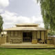 Safari-teltet Stardust 40 Family Lodge ved Arden Parks - Signy l'Abbaye, Frankrig, med terrasse og møbler.