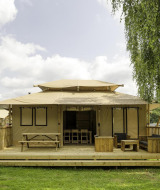 Tienda safari Stardust 40 Family Lodge en Arden Parks - Signy l'Abbaye, Francia, con terraza amueblada.