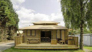 Tienda safari Stardust 40 Family Lodge en Arden Parks - Signy l'Abbaye, Francia, con terraza amueblada.