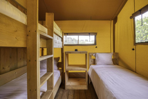 Binnenkant van safari tent Dreamer 49 bij Arden Parks - Signy l'Abbaye in Frankrijk met enkele bedden.