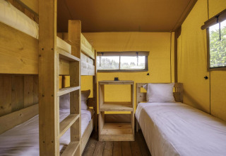 Innenansicht des Safari-Zelts Dreamer 49 bei Arden Parks - Signy l'Abbaye in Frankreich mit Betten.