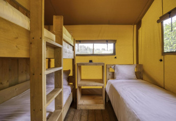 Binnenkant van safari tent Dreamer 49 bij Arden Parks - Signy l'Abbaye in Frankrijk met enkele bedden.