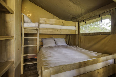 Schlafbereich in einem Comet 27 Lodge Safarizelt bei Arden Parks, Signy l'Abbaye, Frankreich.