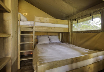 Interior del dormitorio en una tienda safari Comet 27 Lodge en Arden Parks, Signy l'Abbaye, Francia.