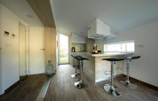 Cocina y comedor compactos y modernos en Panorama Cottage, De Hooge Veluwe, Países Bajos con taburetes de bar.