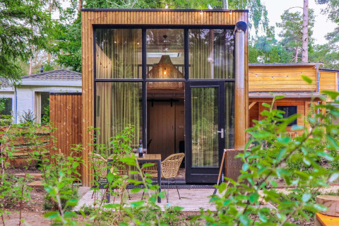 Moderne Tiny House-lodge ved De Hooge Veluwe i Holland, omgivet af natur og grøn beplantning