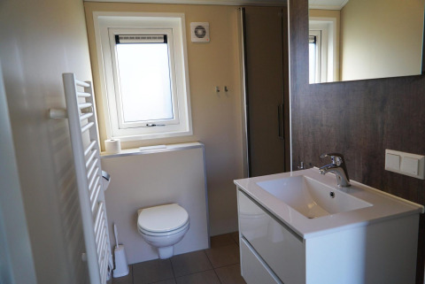 Modernes Badezimmer in der Velthorst Lodge bei De Hooge Veluwe in den Niederlanden mit WC und Waschbecken.