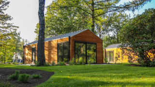 Wellness Lodge a De Hooge Veluwe nei Paesi Bassi, immerso nel verde con cabine in legno moderne.