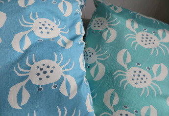 Deux coussins à motifs de crabes reposent dans une maison de plage à Dishoek, Zélande, Pays-Bas.