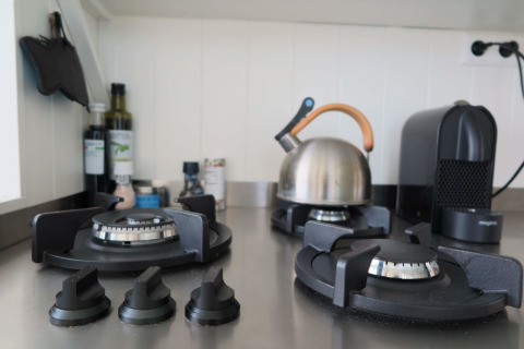 Estufa de gas moderna en la cocina de Beach house 'Dishoek 60' en Welcome.in, Zeeland, Dishoek, Países Bajos.