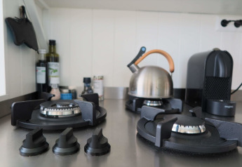 Cucina a gas moderna nella cucina di Beach house 'Dishoek 60' da Welcome.in, Zeeland, Dishoek, Paesi Bassi.