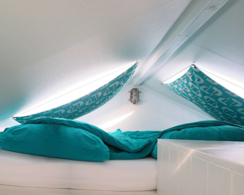 Chambre sous combles avec literie turquoise, Beach house 'Dishoek 60', Dishoek, Zeeland, Pays-Bas.