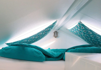 Chambre sous combles avec literie turquoise, Beach house 'Dishoek 60', Dishoek, Zeeland, Pays-Bas.