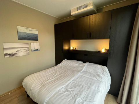 Camera da letto nella Cube lodge a EuroParcs Ruinen, Paesi Bassi, con letto matrimoniale e arredo moderno.