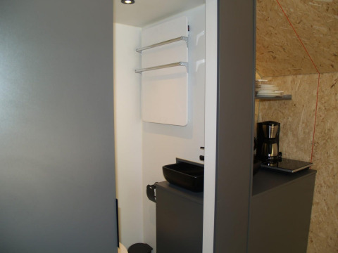 Angolo cottura moderno nella tiny house Solo Retreat presso EuroParcs Ruinen, Paesi Bassi, interni compatti.