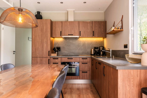Moderne keuken en eethoek in de Cube Hot tub lodge bij EuroParcs Ruinen in Nederland.
