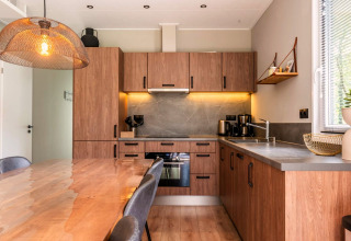 Moderne keuken en eethoek in de Cube Hot tub lodge bij EuroParcs Ruinen in Nederland.
