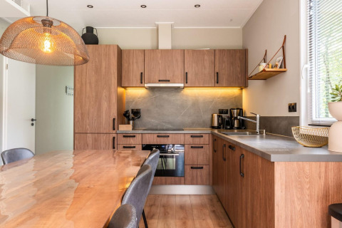 Moderne keuken en eethoek in de Cube Hot tub lodge bij EuroParcs Ruinen in Nederland.
