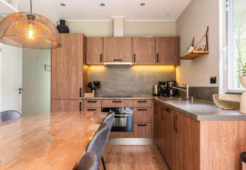 Cocina y comedor modernos en la cabaña Cube Hot tub de EuroParcs Ruinen, Países Bajos.