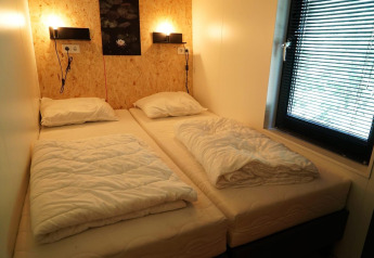 Kleine, knusse kamer met twee eenpersoonsbedden in de Solo Retreat bij EuroParcs Ruinen, Nederland.