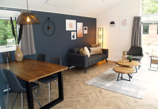 Salon et salle à manger modernes au lodge Velthorst d’EuroParcs Ruinen, Pays-Bas, avec une décoration élégante.
