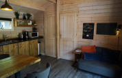 Gezellige woonruimte en keuken in Drentse kap lodge bij EuroParcs Ruinen, Nederland, met houten interieur.