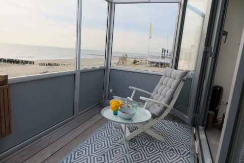 Gemütlicher Balkon mit Meerblick im Beach house 'Dishoek 60' bei Welcome.in, Zeeland, Niederlande.