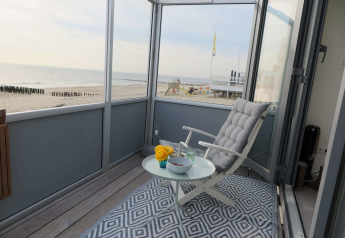 Gemütlicher Balkon mit Meerblick im Beach house 'Dishoek 60' bei Welcome.in, Zeeland, Niederlande.
