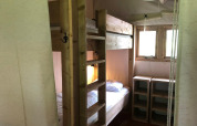 Holz-Etagenbett und Regale im gemütlichen Zimmer der Four Season Lodge, EuroParcs Ruinen, Niederlande.