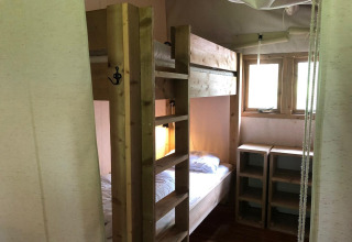 Houten stapelbedden en rekken in een kamer van Four Season Lodge, EuroParcs Ruinen, Nederland.