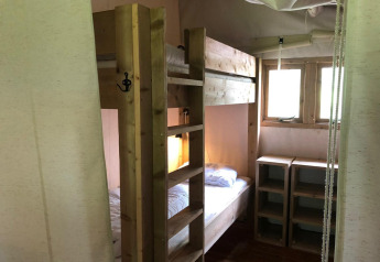 Holz-Etagenbett und Regale im gemütlichen Zimmer der Four Season Lodge, EuroParcs Ruinen, Niederlande.