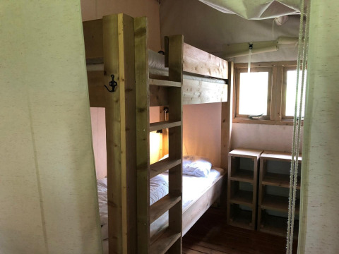 Værelse med køjeseng i træ, opbevaringshylder og vinduer i Four Season Lodge, EuroParcs Ruinen, Holland.