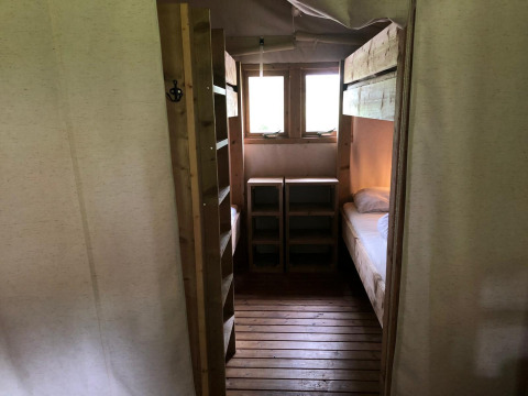 Kamer met stapelbedden en houten meubels in Four Season Lodge, EuroParcs Ruinen, Nederland.