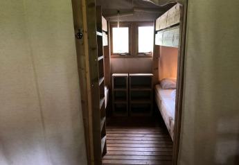 Zimmer mit Etagenbetten und Holzmöbeln in der Four Season Lodge, EuroParcs Ruinen, Niederlande.