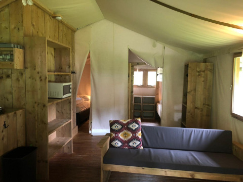 Interieur van de Four Season Lodge bij EuroParcs Ruinen in Nederland met houten meubels en gezellige sfeer.