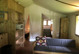 Interior del Four Season Lodge en EuroParcs Ruinen, Países Bajos, con muebles de madera y ambiente acogedor.