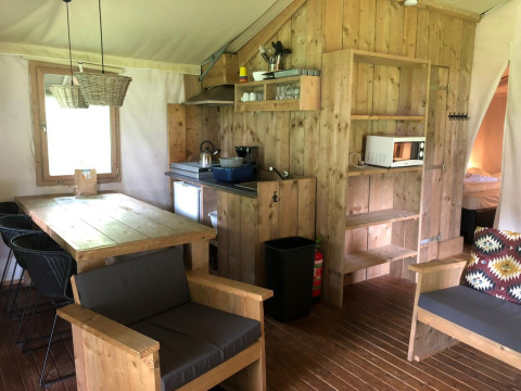 Interior view of Four Season Lodge at EuroParcs Ruinen, Netherlands, featuring wooden furniture and cozy setup.
