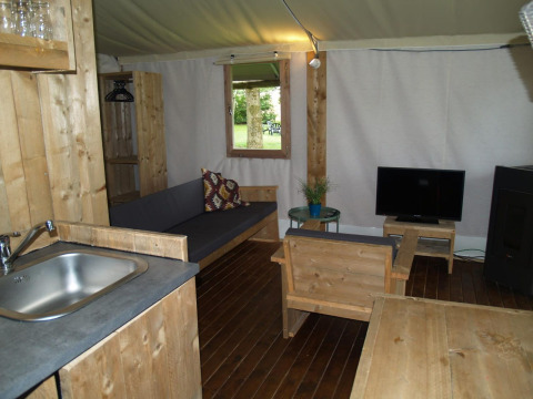 Interieur van de Four Season Lodge bij EuroParcs Ruinen, Nederland, met houten meubels en voorzieningen.