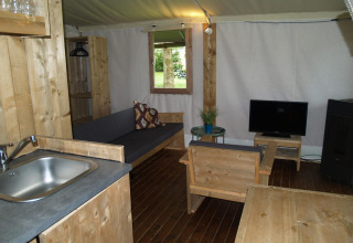 Interior de la Four Season Lodge en EuroParcs Ruinen, Países Bajos, con muebles de madera y comodidades.