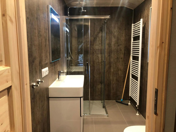 Modernes Badezimmer mit Dusche, Waschbecken, Spiegel und Handtuchheizung in Velthorst, De Wiltzangh.