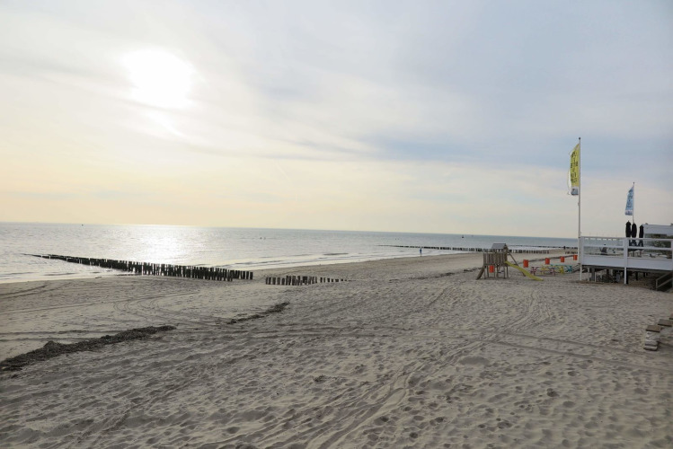 Rustig strandzicht bij Beach house 'Dishoek 60' op Welcome.in - Zeeland - Dishoek in Nederland.