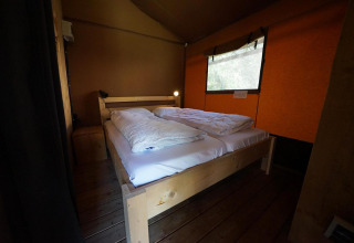 Vista interior de un dormitorio en Glampingtent Desert en Molengroet, Países Bajos, con cama doble.