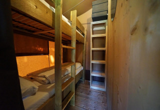 Smalle slaapkamer met stapelbedden en houten rek bij Glampingtent Desert in Molengroet, Nederland.