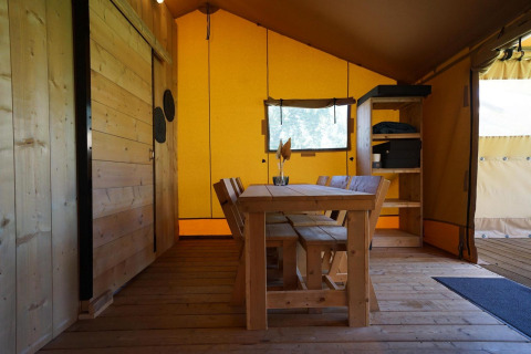 Vista interior de Glampingtent Dreamer en Molengroet, Países Bajos, con mobiliario de madera.