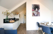 Interior moderno de lodge en Beach House, Bad Hulckesteijn, Países Bajos, con cocina y comedor elegante.