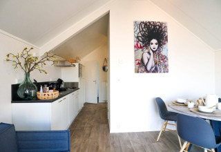 Modernes Lodge-Interieur im Beach House in Bad Hulckesteijn, Niederlande, mit Küche und Essbereich.